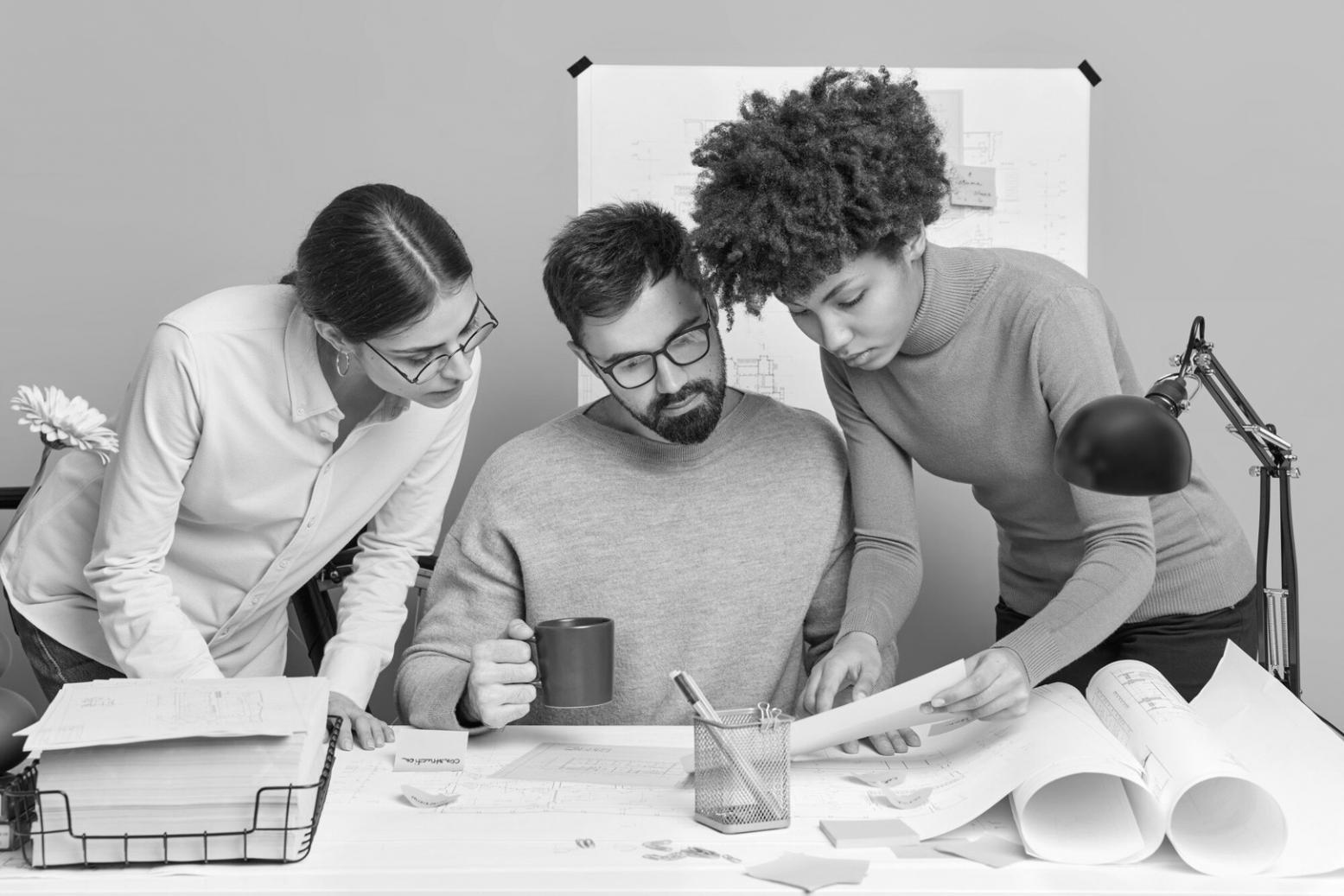 Professionelle Beratungssituation mit Dokumenten und Laptop